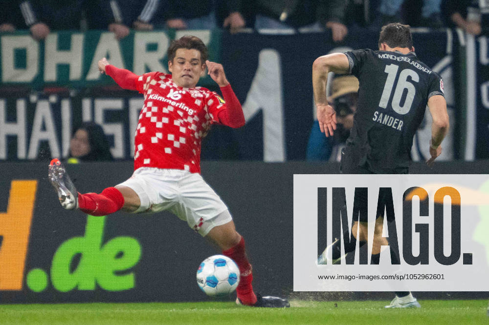 Philipp Sander (Borussia Mönchengladbach) Kaishu Sano (Mainz 05) im Kampf um den Ball waehrend des Spiels der 1. Bundesliga zwischen 1. FSV Mainz 05 und Borussia Mönchengladbach, Mewa Arena am 25. October 2024 in Mainz, Deutschland. (Foto von Wolfgang Denkinger DeFodi Images) +++ Philipp Sander (Borussia Mönchengladbach) Kaishu Sano (Mainz 05) battle for the ball during the Bundesliga match between 1. FSV Mainz 05 and Borussia Mönchengladbach at Mewa Arena on October 25, 2024 in Mainz, Germany. (Photo by Wolfgang Denkinger DeFodi Images) not used in POL SRB CRO FRA GBR NED ITA USA Defodi-747_747_20241025_MA05BMG_000000139