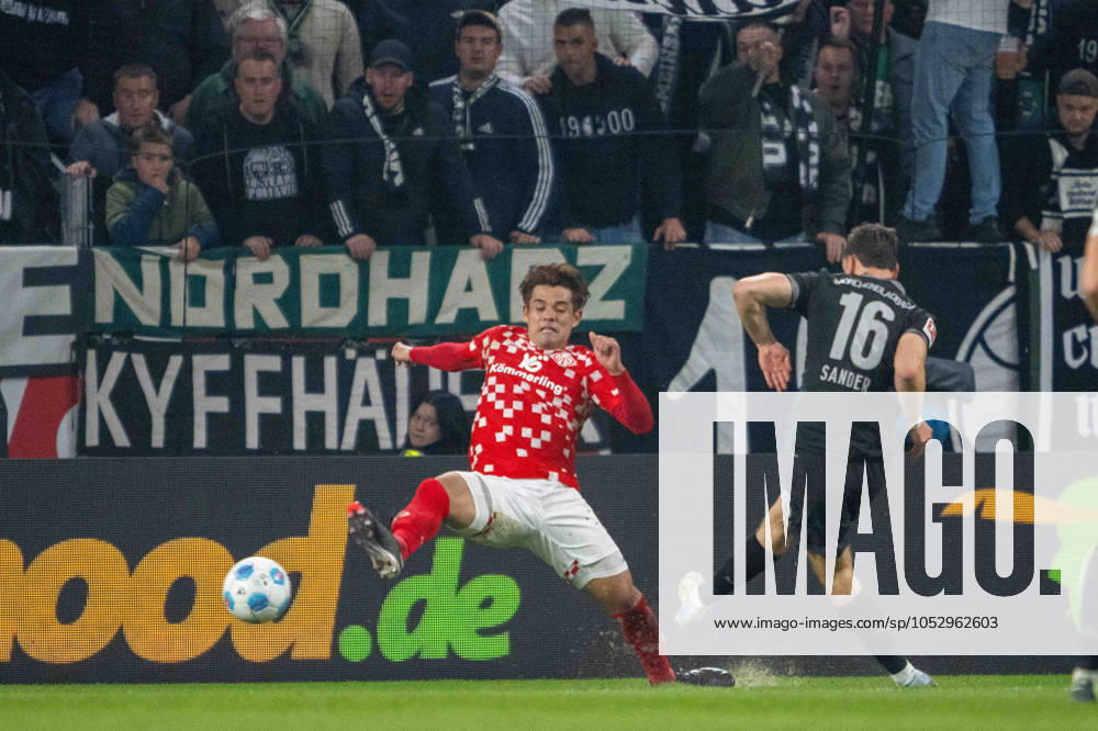 Philipp Sander (Borussia Mönchengladbach) Kaishu Sano (Mainz 05) im Kampf um den Ball waehrend des Spiels der 1. Bundesliga zwischen 1. FSV Mainz 05 und Borussia Mönchengladbach, Mewa Arena am 25. October 2024 in Mainz, Deutschland. (Foto von Wolfgang Denkinger DeFodi Images) +++ Philipp Sander (Borussia Mönchengladbach) Kaishu Sano (Mainz 05) battle for the ball during the Bundesliga match between 1. FSV Mainz 05 and Borussia Mönchengladbach at Mewa Arena on October 25, 2024 in Mainz, Germany. (Photo by Wolfgang Denkinger DeFodi Images) not used in POL SRB CRO FRA GBR NED ITA USA Defodi-747_747_20241025_MA05BMG_000000140