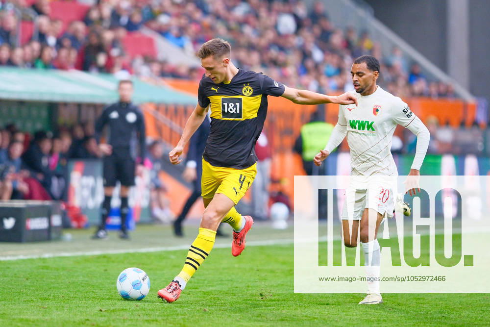 Nico Schlotterbeck (4, Borussia Dortmund) und Alexis Claude-Maurice (20, FC Augsburg) beim Spiel FC Augsburg v Borussia Dortmund, Fußball, Herren, Bundesliga 2024 2025, 8.Spieltag am 26.10.2024 in Augsburg, WWK-Arena. DFL and DFB regulations prohibit any use of photographs as image sequences and or quasi-video. Bayern Deutschland