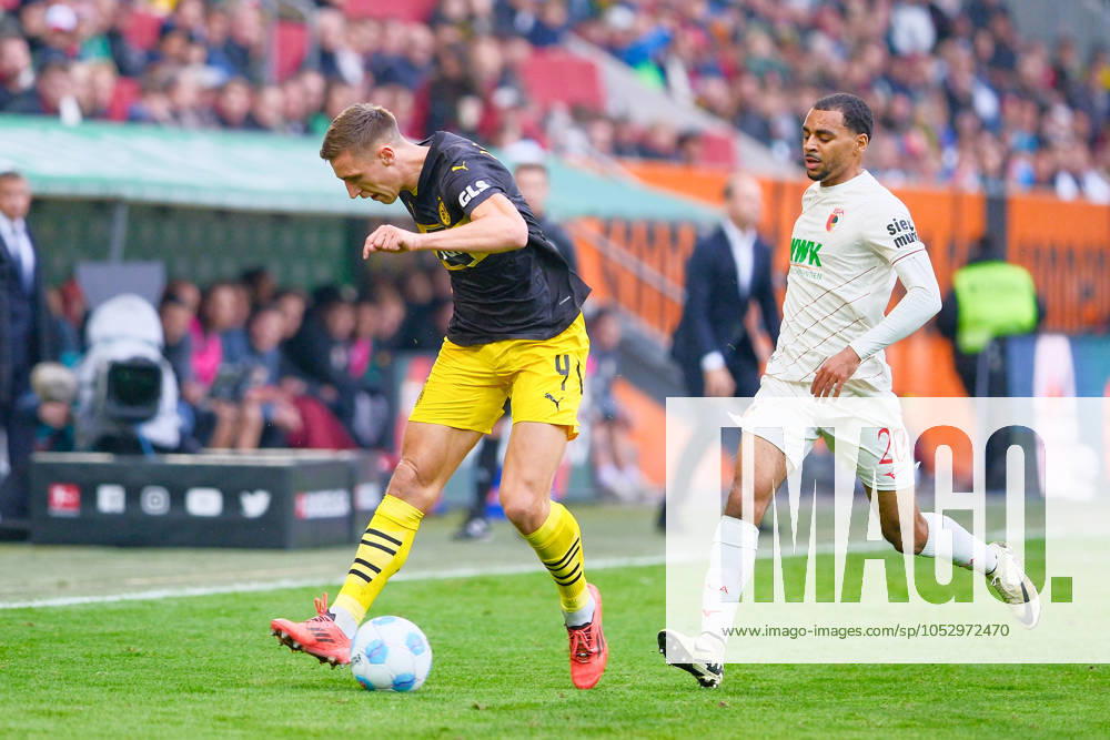 Nico Schlotterbeck (4, Borussia Dortmund) und Alexis Claude-Maurice (20, FC Augsburg) beim Spiel FC Augsburg v Borussia Dortmund, Fußball, Herren, Bundesliga 2024 2025, 8.Spieltag am 26.10.2024 in Augsburg, WWK-Arena. DFL and DFB regulations prohibit any use of photographs as image sequences and or quasi-video. Bayern Deutschland