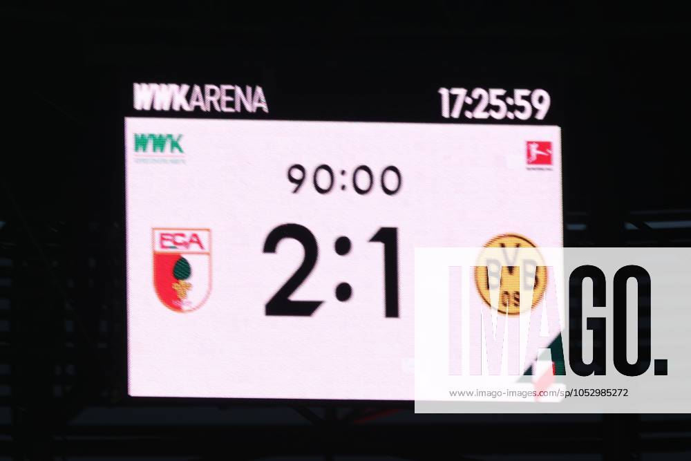 Endstand auf der Anzeigetafel, 2:1, FC Augsburg vs. Borussia Dortmund, Fussball, 1. Bundesliga, 8. Spieltag, 26.10.2024 DFB regulations prohibit any use of photographs as image sequences and or quasi-video Augsburg Bayern Deutschland