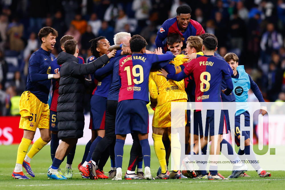 Players of FC Barcelon celebrate the victory during the Spanish League, LaLiga EA Sports, football match played between Real Madrid and FC Barcelona, Barca at Santiago Bernabeu stadium on October 26, 2024, in Madrid, Spain. Madrid SPAIN - ZUMAa181 20241026_zaa_a181_304