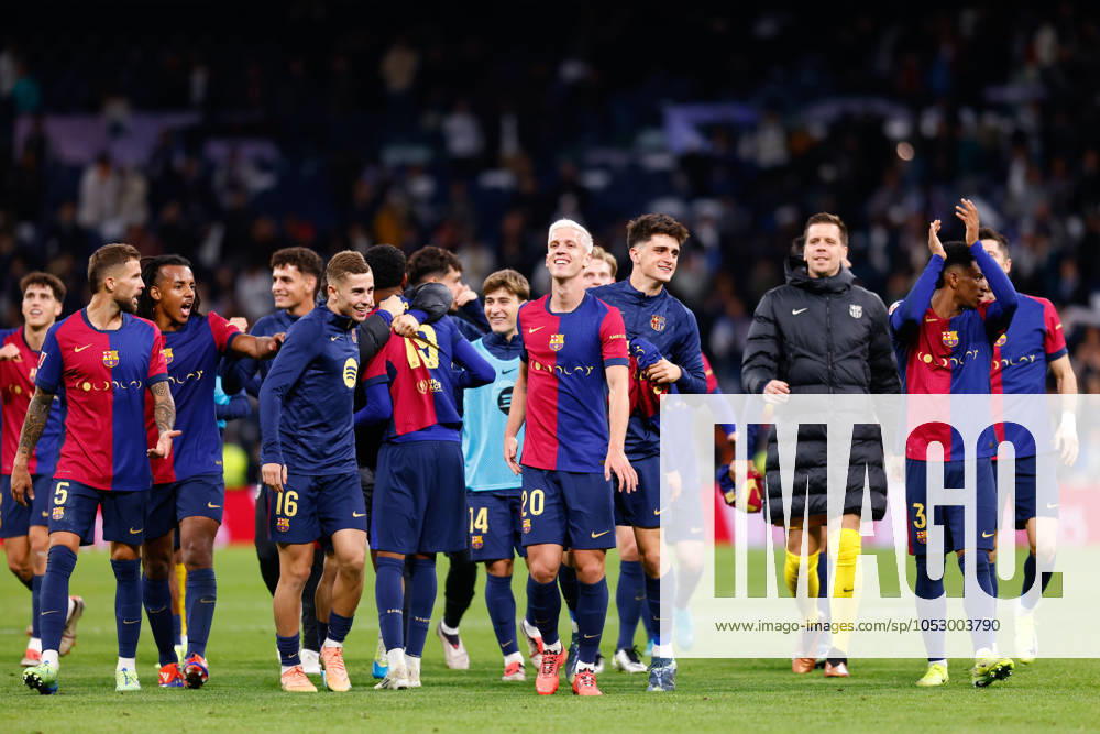 Players of FC Barcelon celebrate the victory during the Spanish League, LaLiga EA Sports, football match played between Real Madrid and FC Barcelona, Barca at Santiago Bernabeu stadium on October 26, 2024, in Madrid, Spain. Madrid SPAIN - ZUMAa181 20241026_zaa_a181_302