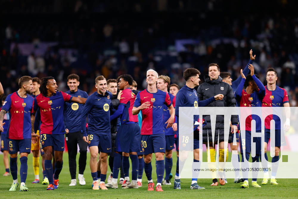 Players of FC Barcelon celebrate the victory during the Spanish League, LaLiga EA Sports, football match played between Real Madrid and FC Barcelona, Barca at Santiago Bernabeu stadium on October 26, 2024, in Madrid, Spain. Madrid SPAIN - ZUMAa181 20241026_zaa_a181_296