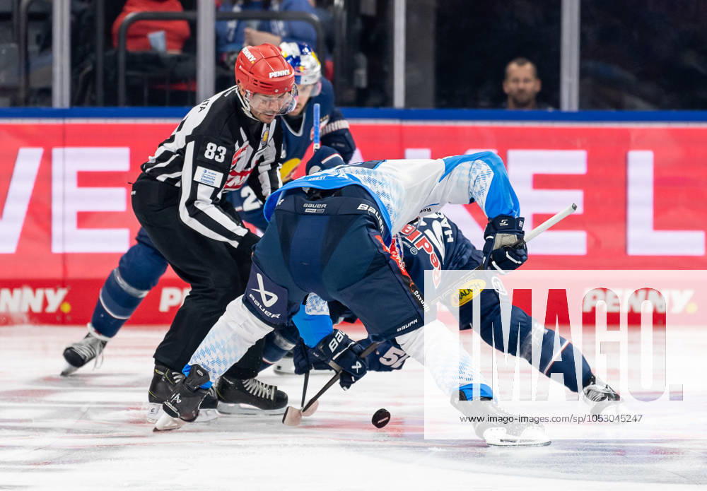 Linesperson David Tschirner fuehrt ein Bully aus zwischen Austen Keating (ERC Ingolstadt Panther, 89) und Patrick Hager (EHC Red Bull Muenchen, 52). GER, EHC Red Bull Muenchen vs. ERC Ingolstadt Panther, Eishockey, DEL, 13. Spieltag, Saison 2024 2025, 27.10.2024. GER, EHC Red Bull Muenchen vs. ERC Ingolstadt Panther, Eishockey, DEL, 13. Spieltag, Saison 2024 2025, 27.10.2024. Muenchen