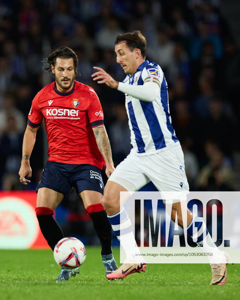 Juan Cruz of CA Osasuna competes for the ball with Mikel Oyarzabal of Real Sociedad during the LaLiga EA Sports match between Real Sociedad and CA Osasuna at Reale Arena on October 27, 2024, in San Sebastian, Spain. San Sebastian SPAIN - ZUMAa181 20241027_zaa_a181_291