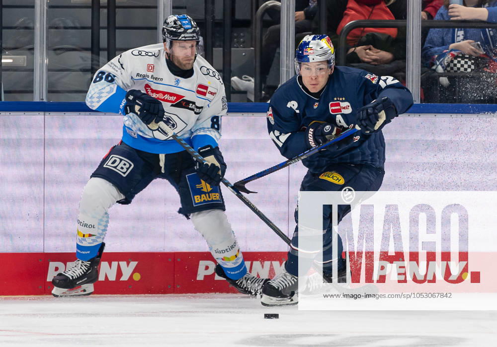 Kampf um den Puck Zweikampf zwischen Daniel Pietta (ERC Ingolstadt Panther, 86) und Ben Smith (EHC Red Bull Muenchen, 12). GER, EHC Red Bull Muenchen vs. ERC Ingolstadt Panther, Eishockey, DEL, 13. Spieltag, Saison 2024 2025, 27.10.2024. GER, EHC Red Bull Muenchen vs. ERC Ingolstadt Panther, Eishockey, DEL, 13. Spieltag, Saison 2024 2025, 27.10.2024. Muenchen
