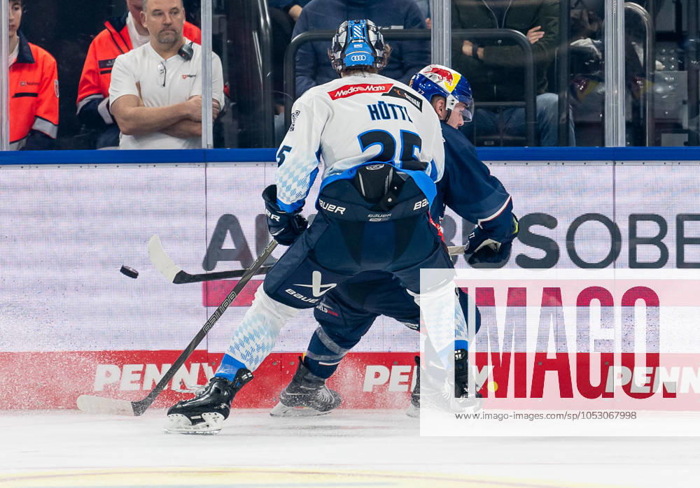 Kampf um den Puck Zweikampf zwischen Leon Huettl (ERC Ingolstadt Panther, 25) und Adam Brooks (EHC Red Bull Muenchen, 77). GER, EHC Red Bull Muenchen vs. ERC Ingolstadt Panther, Eishockey, DEL, 13. Spieltag, Saison 2024 2025, 27.10.2024. GER, EHC Red Bull Muenchen vs. ERC Ingolstadt Panther, Eishockey, DEL, 13. Spieltag, Saison 2024 2025, 27.10.2024. Muenchen