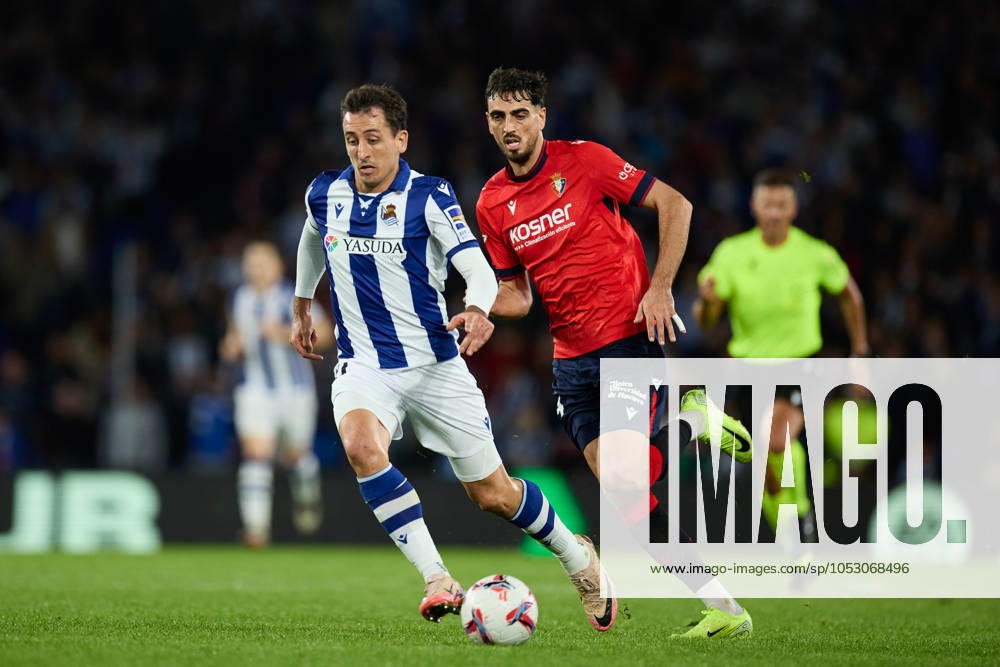 Mikel Oyarzabal of Real Sociedad competes for the ball with Alejandro Catena of CA Osasuna during the LaLiga EA Sports match between Real Sociedad and CA Osasuna at Reale Arena on October 27, 2024, in San Sebastian, Spain. San Sebastian SPAIN - ZUMAa181 20241027_zaa_a181_308