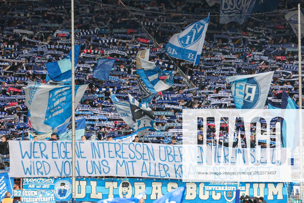 1. Bundesliga - VfL Bochum - FC Bayern München am 27.10.2024 im Vonovia Ruhrstadion in Bochum Die Bochum Fans in der Ostkurve mit einem Spruchband Banner Transparent und einer Schalparade
