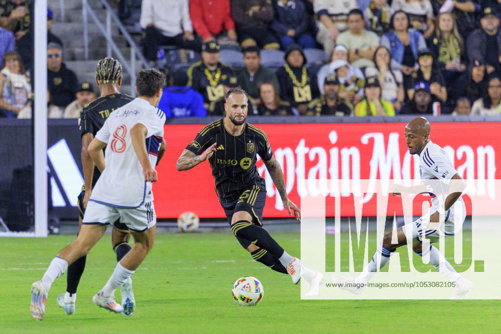 Maxime Chanot 25 of the LAFC passes the ball during the Audi 2024 MLS, Fussball Herren, USA Cup Playoffs Round One Game 1 of 3 against the Vancouver Whitecaps on Sunday October 27, 2024 at BMO Stadium in Los Angeles, California. LAFC defeats Whitecaps, 2-1. JAVIER ROJAS PI Los Angeles USA - ZUMAp124 20241027_zaa_p124_071