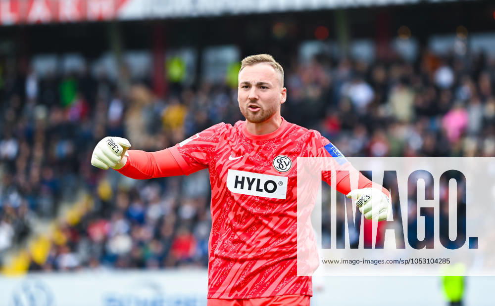 Nicolas Kristof (SV Elversberg) gestikuliert und jubelt, 2. Bundesliga, SV Elversberg vs Hamburger SV, Ursapharm-Arena an der Kaiserlinde am 26. October 2024 in Spiesen-Elversberg, Deutschland. (Foto von Silas Schueller DeFodi Images) Nicolas Kristof (SV Elversberg) gestures and celebrate, 2. Bundesliga, SV Elversberg vs Hamburger SV, Ursapharm-Arena at Kaiserlinde on October 26, 2024 in Spiesen-Elversberg, Germany. (Photo by Silas Schueller DeFodi Images) not used in POL SRB CRO FRA GBR NED ITA USA Defodi-121_738_ELVHSV_20241026_1421