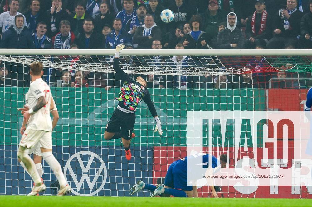 Torwartaktion von Finn Dahmen 1 (FC Augsburg), FC Augsburg vs. FC Schalke 04, Fussball, DFB-Pokal, 2 Runde, 29.10.2024 DFB regulations prohibit any use of photographs as image sequences and or quasi-video Augsburg Bayern Deutschland