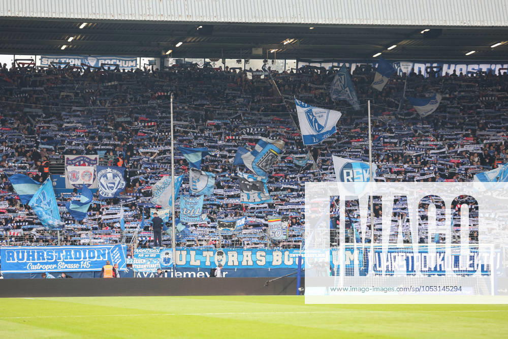 1. Bundesliga - VfL Bochum - FC Bayern München am 27.10.2024 im Vonovia Ruhrstadion in Bochum Die Bochum Fans in der Ostkurve mit einer Schalparade