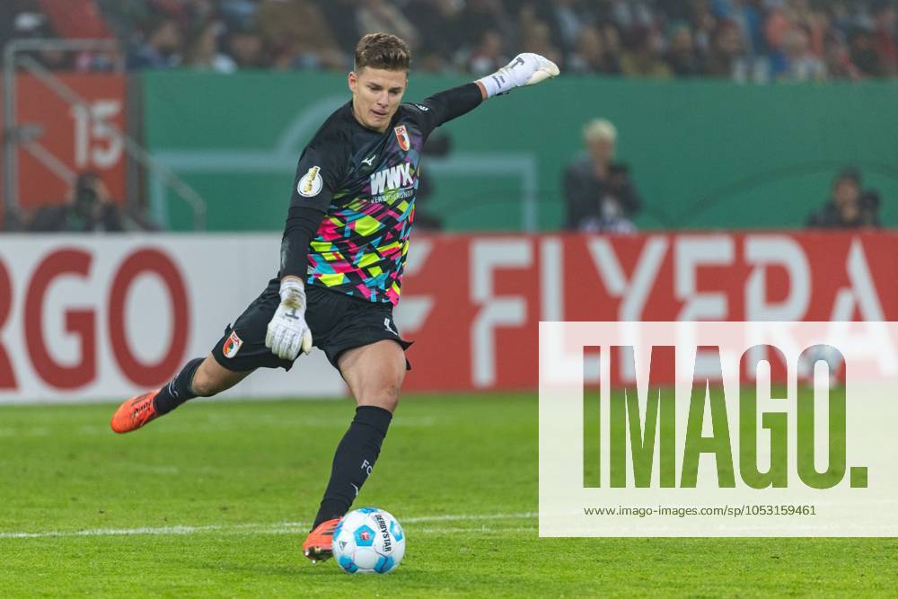 Torwart Finn Dahmen (FC Augsburg) in Aktion, FC Augsburg vs. FC FC Schalke 04, Fussball, DFB-Pokal, 2. Runde, 29.10.2024 DFB regulations prohibit any use of photographs as image sequences and or quasi-video Augsburg Bayern Deutschland