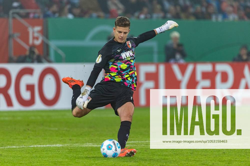 Torwart Finn Dahmen (FC Augsburg) in Aktion, FC Augsburg vs. FC FC Schalke 04, Fussball, DFB-Pokal, 2. Runde, 29.10.2024 DFB regulations prohibit any use of photographs as image sequences and or quasi-video Augsburg Bayern Deutschland