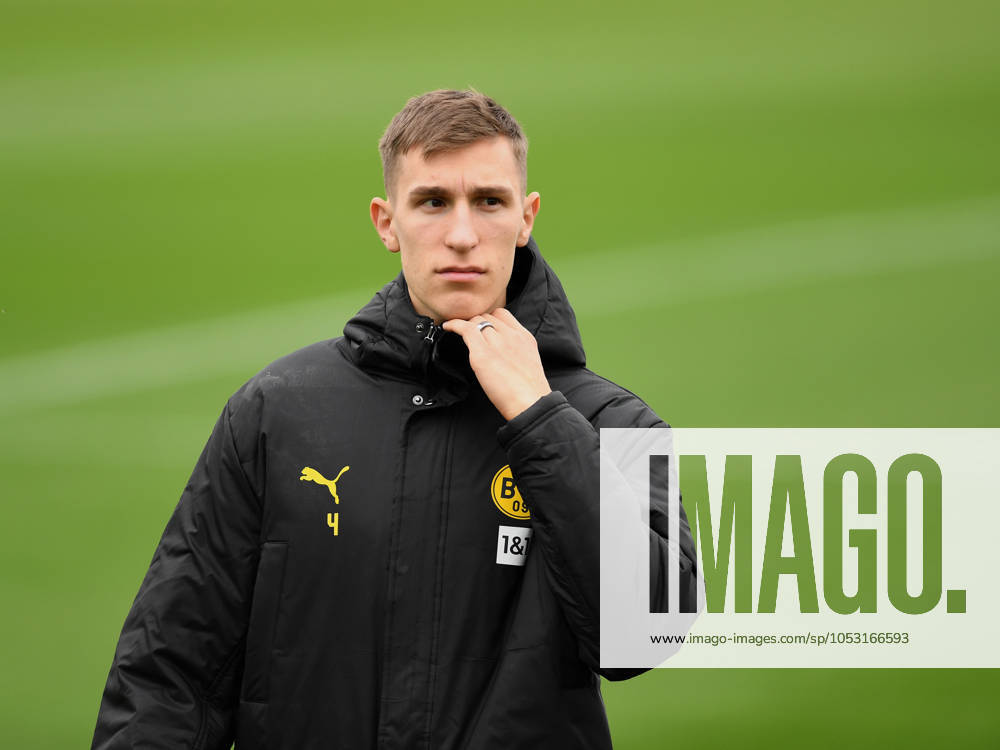 Dortmund, Germany,30.10.24: Nico Schlotterbeck (Borussia Dortmund) schaut waehrend der Trainingseinheit von Borussia Dortmund auf dem BVB-Trainingsgelaende Hohenbuschei am 30. Juli 2024 in Dortmund. (Foto von Ralf Treese DeFodi Images) Dortmund, Deutschland - 30.10.24: Nico Schlotterbeck (Borussia Dortmund) looks on during the training session of Borussia Dortmund at BVB-Trainingsgelaende Hohenbuschei on October 30. 2024 in Dortmund. (Photo by Ralf Treese DeFodi Images) not used in POL SRB CRO FRA GBR NED ITA USA Defodi-521_BVBTRA20241030_011