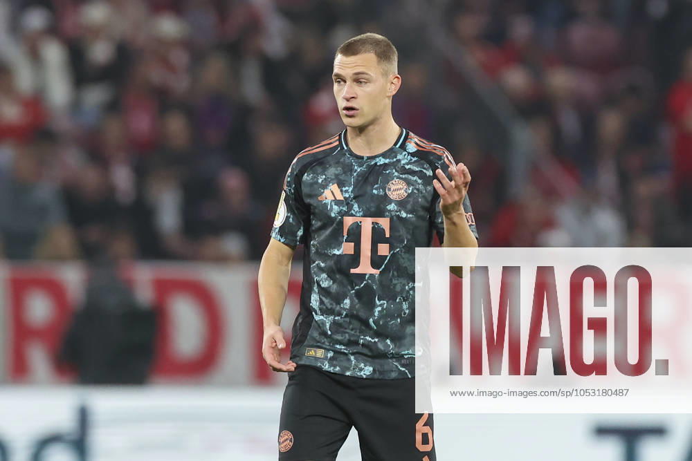 Joshua Kimmich (FC Bayern Muenchen) gestikuliert, DFB-Pokal - Second Round, 1. FSV Mainz vs FC Bayern Muenchen, Mewa Arena am 30. October 2024 in Mainz, Deutschland. (Foto von Marco Steinbrenner DeFodi Images) Joshua Kimmich (FC Bayern Muenchen) gestures, DFB-Pokal - Second Round, 1. FSV Mainz vs FC Bayern Muenchen, Mewa Arena, October 30, 2024 in Mainz, Germany. (Photo by Marco Steinbrenner DeFodi Images) DFB DFL REGULATIONS PROHIBIT ANY USE OF PHOTOGRAPHS AS IMAGE SEQUENCES AND OR QUASI-VIDEO. not used in POL SRB CRO FRA GBR NED ITA USA Defodi-700_mainz_muenchen_20241030_046
