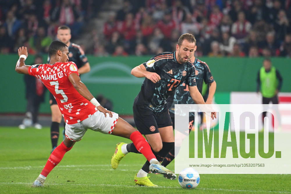 Harry KANE (Bayern Muenchen), Aktion,Zweikampf gegen Moritz JENZ (1.FSV Mainz 05). Fussball DFB Pokal 2.Runde 1.FSV Mainz 05 - FC Bayern Muenchen 0-4 am 30.10.2024,MEWA ARENA Saison 2024 2025,