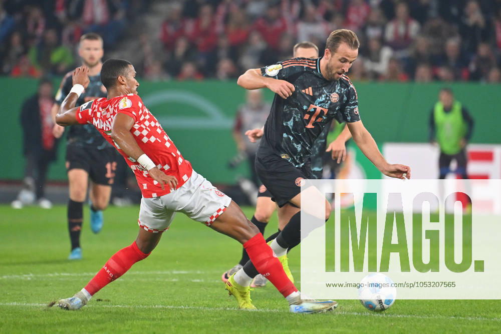 Harry KANE (Bayern Muenchen), Aktion,Zweikampf gegen Moritz JENZ (1.FSV Mainz 05). Fussball DFB Pokal 2.Runde 1.FSV Mainz 05 - FC Bayern Muenchen 0-4 am 30.10.2024,MEWA ARENA Saison 2024 2025,