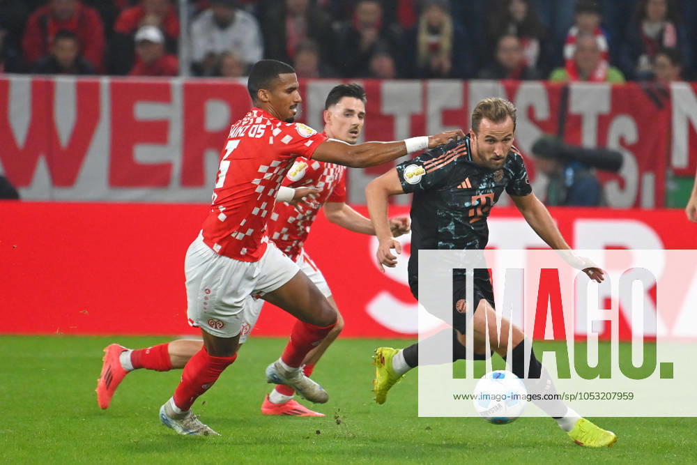 Harry KANE (Bayern Muenchen), Aktion,Zweikampf gegen Moritz JENZ (1.FSV Mainz 05) Fussball DFB Pokal 2.Runde 1.FSV Mainz 05 - FC Bayern Muenchen 0-4 am 30.10.2024,MEWA ARENA Saison 2024 2025,