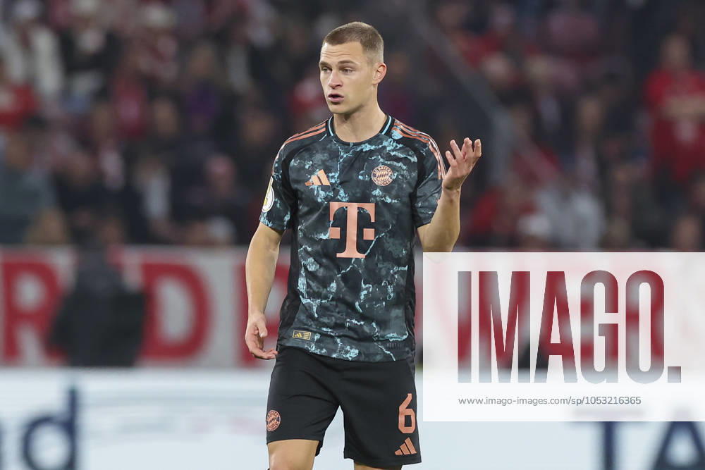 Joshua Kimmich (FC Bayern Muenchen) gestikuliert, DFB-Pokal - Second Round, 1. FSV Mainz vs FC Bayern Muenchen, Mewa Arena am 30. October 2024 in Mainz, Deutschland. (Foto von Marco Steinbrenner DeFodi Images) Joshua Kimmich (FC Bayern Muenchen) gestures, DFB-Pokal - Second Round, 1. FSV Mainz vs FC Bayern Muenchen, Mewa Arena, October 30, 2024 in Mainz, Germany. (Photo by Marco Steinbrenner DeFodi Images) DFB DFL REGULATIONS PROHIBIT ANY USE OF PHOTOGRAPHS AS IMAGE SEQUENCES AND OR QUASI-VIDEO. not used in POL SRB CRO FRA GBR NED ITA USA Defodi-700_mainz_muenchen_20241030_213