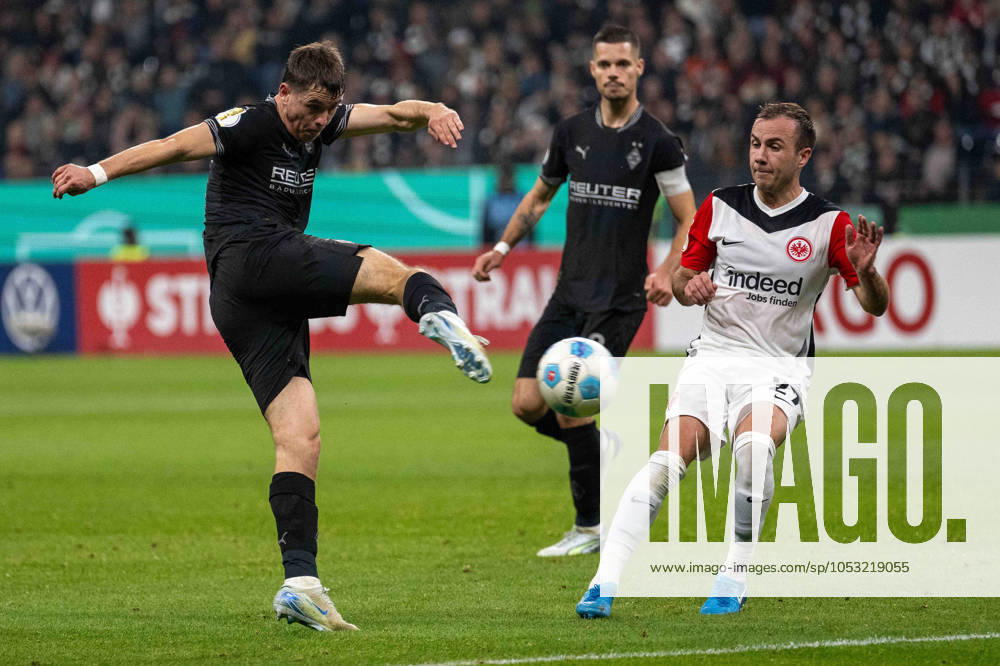 Philipp Sander (Borussia Mönchengladbach) Mario Götze (Eintracht Frankfurt) im Kampf um den Ball waehrend des 2. Runde DFB-Pokal spiels zwischen Eintracht Frankfurt und Borussia Moenchengladbach, Deutsche Bank Park am 30. October 2024 in Frankfurt am Main, Deutschland. (Foto von Wolfgang Denkinger DeFodi Images) +++ Philipp Sander (Borussia Mönchengladbach) Mario Götze (Eintracht Frankfurt) battle for the ball during the DFB-Pokal 2nd round match between Eintracht Frankfurt and Borussia Moenchengladbach at Deutsche Bank Park on October 30, 2024 in Frankfurt am Main, Germany. (Photo by Wolfgang Denkinger DeFodi Images) DFB DFL REGULATIONS PROHIBIT ANY USE OF PHOTOGRAPHS AS IMAGE SEQUENCES AND OR QUASI-VIDEO. not used in POL SRB CRO FRA GBR NED ITA USA Defodi-747_747_20241030_EFBMG_000000139