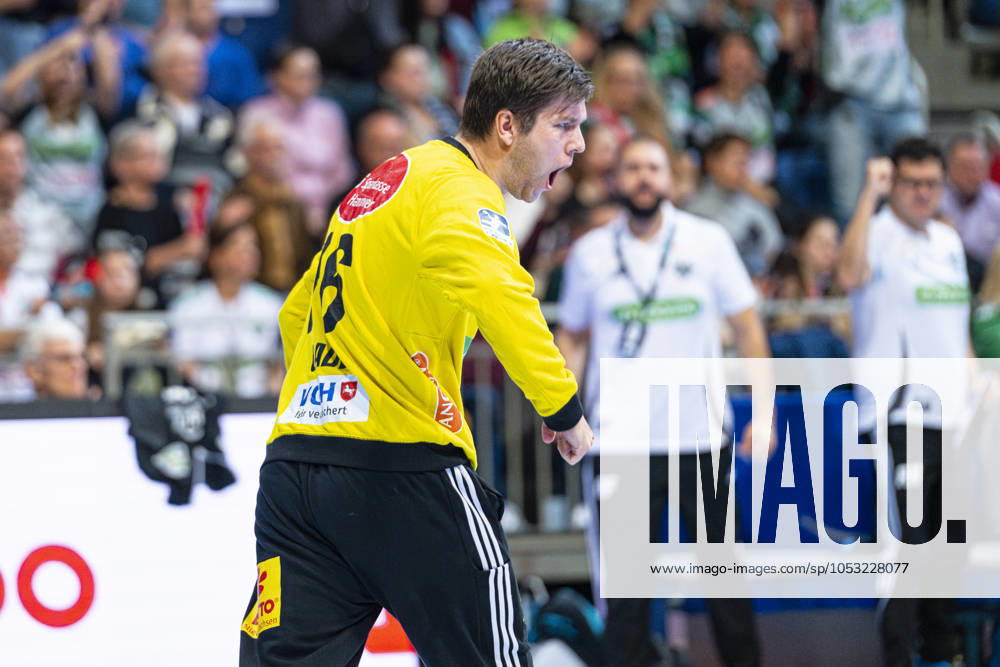Simon Gade (TSV Hannover-Burgdorf, Nr. 16) (v.l.), TSV Hannover-Burgdorf (rot) gegen TVB Stuttgart (blau) am 9. Spieltag der Saison 2024 2025 in der DAIKIN Handball-Bundesliga (31.10.2024, ZAG Arena (Hannover, GER),