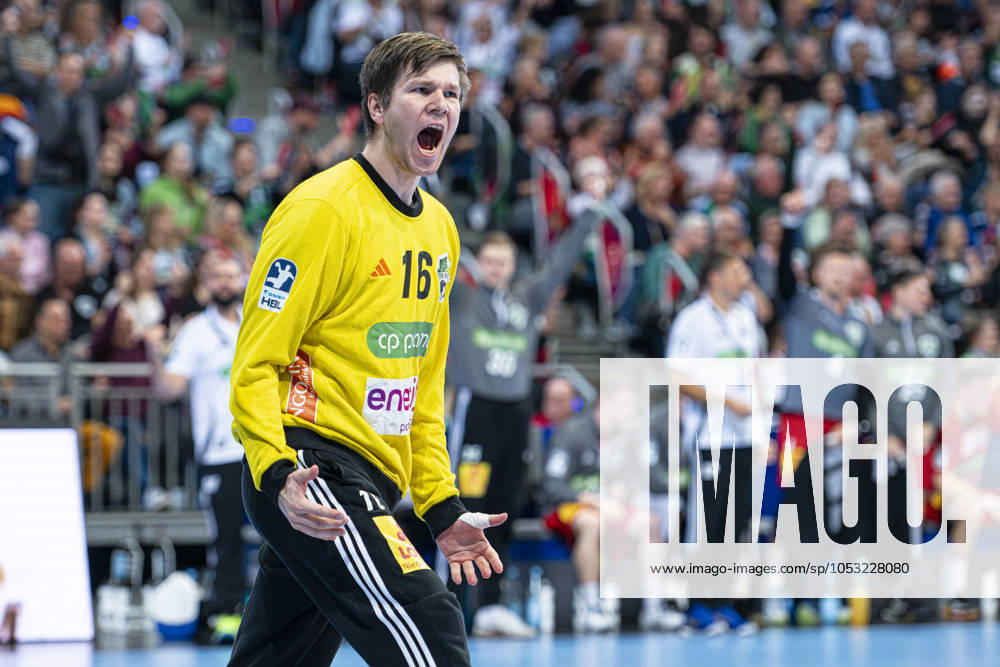 Simon Gade (TSV Hannover-Burgdorf, Nr. 16) (v.l.), TSV Hannover-Burgdorf (rot) gegen TVB Stuttgart (blau) am 9. Spieltag der Saison 2024 2025 in der DAIKIN Handball-Bundesliga (31.10.2024, ZAG Arena (Hannover, GER),