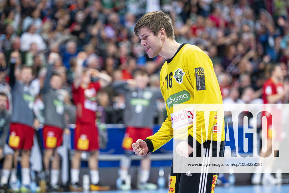 Simon Gade (TSV Hannover-Burgdorf, Nr. 16) (v.l.), TSV Hannover-Burgdorf (rot) gegen TVB Stuttgart (blau) am 9. Spieltag der Saison 2024 2025 in der DAIKIN Handball-Bundesliga (31.10.2024, ZAG Arena (Hannover, GER),