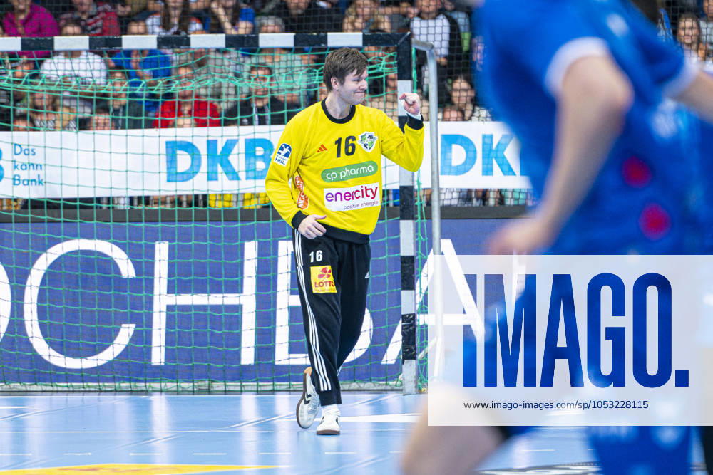 Simon Gade (TSV Hannover-Burgdorf, Nr. 16) (v.l.), TSV Hannover-Burgdorf (rot) gegen TVB Stuttgart (blau) am 9. Spieltag der Saison 2024 2025 in der DAIKIN Handball-Bundesliga (31.10.2024, ZAG Arena (Hannover, GER),