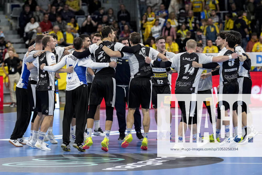 Spieler vom ThSV Eisenach, Jubel nach dem Schlusspfiff, Freude über den Sieg, Sieger, Gewinner, jubelt, jubeln, fröhlich, positiv, freut sich, freuen, optimistisch, Highlight, Action, Aktion, tanzen im Kreis, Teamkreis, Mannschaftskreis, 01.11.2024, Mannheim (Deutschland), Handball, Bundesliga, Rhein-Neckar Löwen - ThSV Eisenach