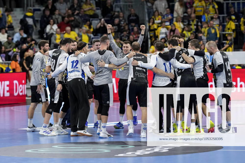 Spieler vom ThSV Eisenach, Jubel nach dem Schlusspfiff, Freude über den Sieg, Sieger, Gewinner, jubelt, jubeln, fröhlich, positiv, freut sich, freuen, optimistisch, Highlight, Action, Aktion, tanzen im Kreis, Teamkreis, Mannschaftskreis, 01.11.2024, Mannheim (Deutschland), Handball, Bundesliga, Rhein-Neckar Löwen - ThSV Eisenach