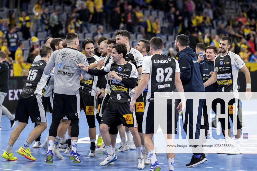 Spieler vom ThSV Eisenach, Jubel nach dem Schlusspfiff, Freude über den Sieg, Sieger, Gewinner, jubelt, jubeln, fröhlich, positiv, freut sich, freuen, optimistisch, Highlight, Action, Aktion, tanzen im Kreis, Teamkreis, Mannschaftskreis, 01.11.2024, Mannheim (Deutschland), Handball, Bundesliga, Rhein-Neckar Löwen - ThSV Eisenach