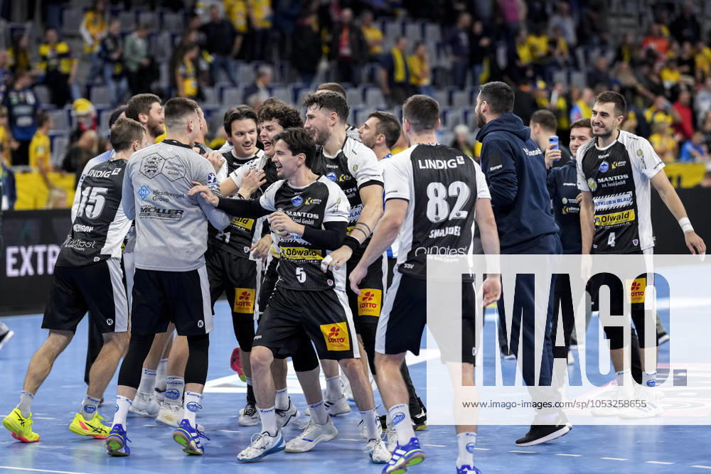 Spieler vom ThSV Eisenach, Jubel nach dem Schlusspfiff, Freude über den Sieg, Sieger, Gewinner, jubelt, jubeln, fröhlich, positiv, freut sich, freuen, optimistisch, Highlight, Action, Aktion, tanzen im Kreis, Teamkreis, Mannschaftskreis, 01.11.2024, Mannheim (Deutschland), Handball, Bundesliga, Rhein-Neckar Löwen - ThSV Eisenach