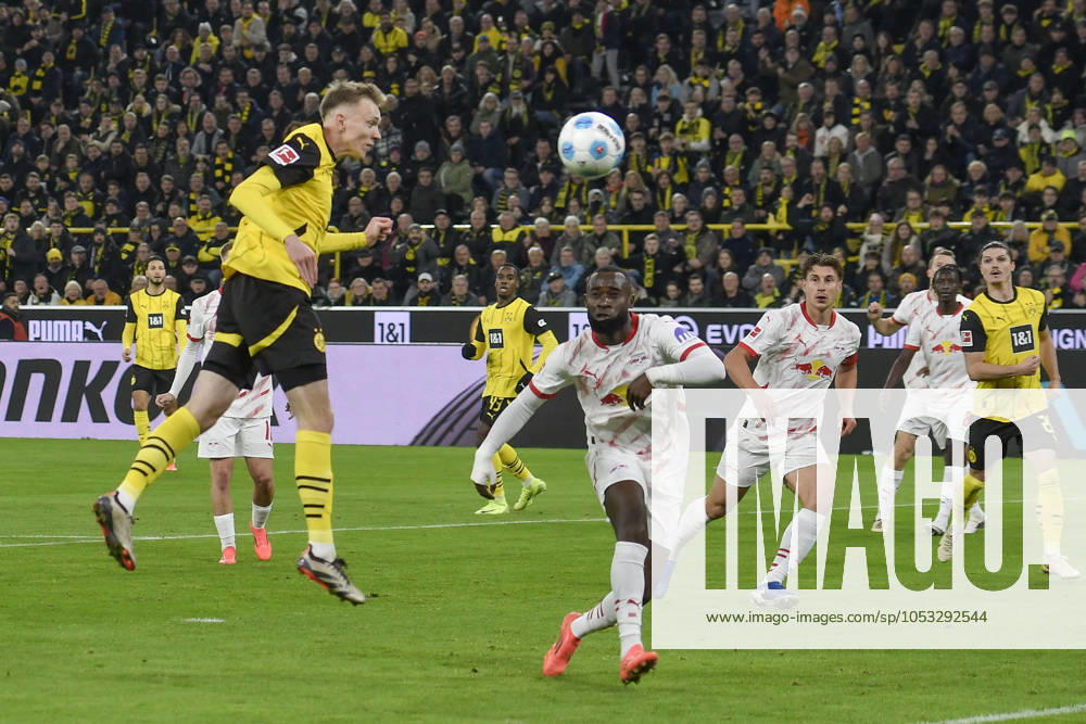 Strafraumszene Torchance von Maximilian Beier (Dortmund 14) 02.11.2024 Fussball Borussia Dortmund vs RB Leipzig, Signal Iduna Park, Dortmund, DFB DFL REGULATIONS PROHIBIT ANY USE OF PHOTOGRAPHS AS IMAGE SEQUENCES AND OR QUASI-VIDEO NRW Germany