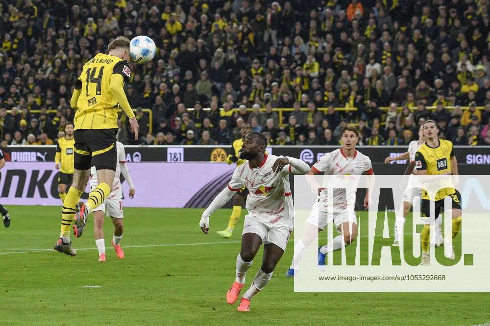 Strafraumszene Torchance von Maximilian Beier (Dortmund 14) 02.11.2024 Fussball Borussia Dortmund vs RB Leipzig, Signal Iduna Park, Dortmund, DFB DFL REGULATIONS PROHIBIT ANY USE OF PHOTOGRAPHS AS IMAGE SEQUENCES AND OR QUASI-VIDEO NRW Germany