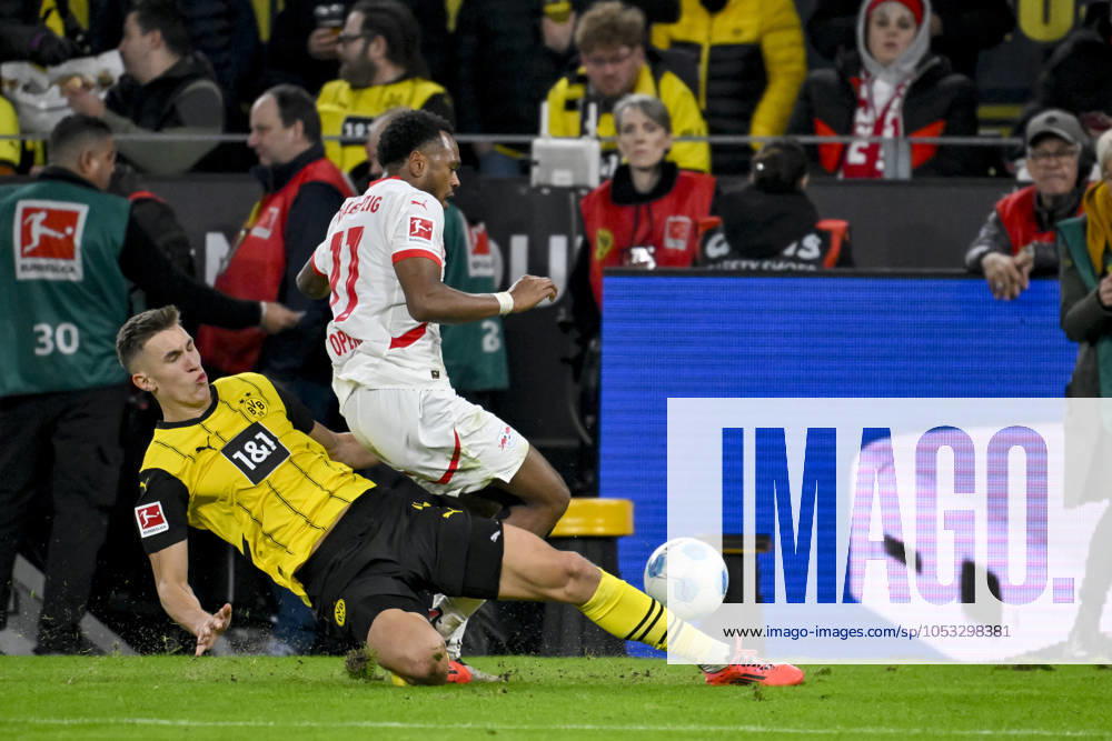 Nico Schlotterbeck (Borussia Dortmund) und Lois Openda (RB Leipzig) im Kampf um den Ball, Bundesliga, Borussia Dortmund v RB Leipzig, Signal Iduna Park, 02.11.2024, Dortmund, Deutschland. not used in POL SRB CRO FRA GBR NED ITA USA Defodi-067_BVBRBL20241102_033