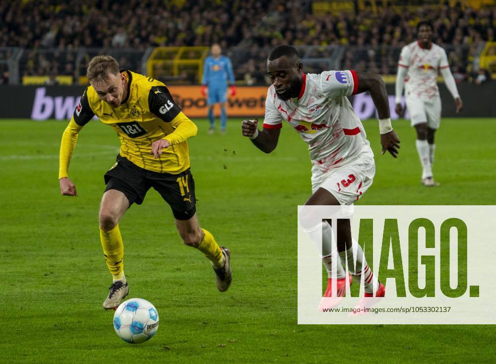 Maximilian Beier (Borussia Dortmund, 14) im Zweikampf gegen Lutsharel Geertruida (RB Leipzig, 3) 02.11.2024, Fussball, 1. Bundesliga: Borussia Dortmund - RB Leipzig in Dortmund, Signal Iduna Park, Saison 2024 2025