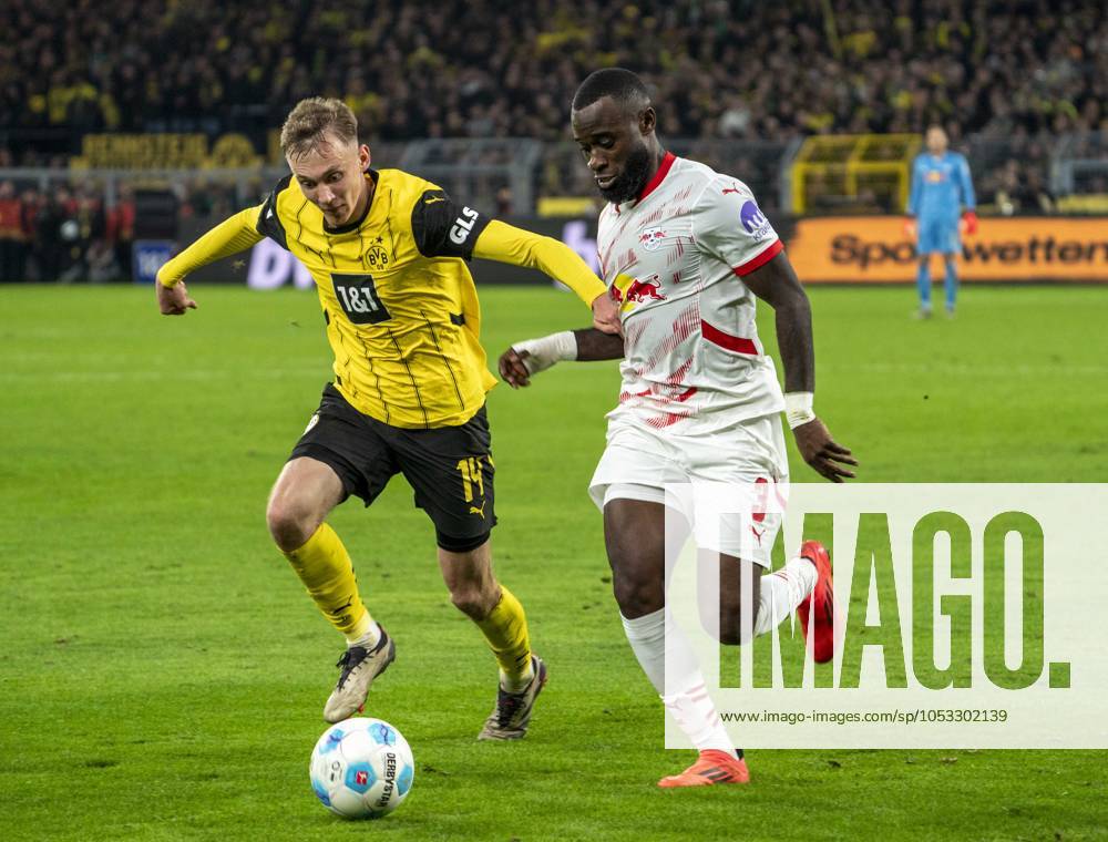 Maximilian Beier (Borussia Dortmund, 14) im Zweikampf gegen Lutsharel Geertruida (RB Leipzig, 3) 02.11.2024, Fussball, 1. Bundesliga: Borussia Dortmund - RB Leipzig in Dortmund, Signal Iduna Park, Saison 2024 2025