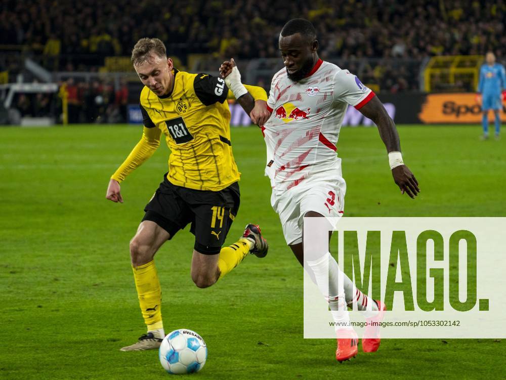 Maximilian Beier (Borussia Dortmund, 14) im Zweikampf gegen Lutsharel Geertruida (RB Leipzig, 3) 02.11.2024, Fussball, 1. Bundesliga: Borussia Dortmund - RB Leipzig in Dortmund, Signal Iduna Park, Saison 2024 2025