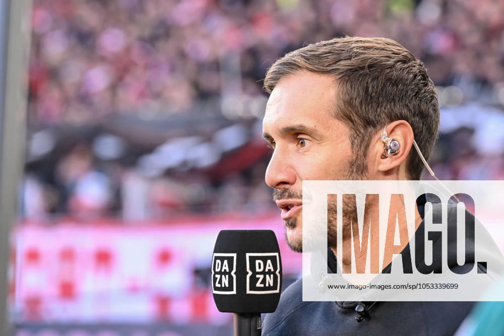 Trainer Julian Schuster (SC Freiburg) Schaut waehrend des Spiels der 1. Bundesliga zwischen SC Freiburg und 1. FSV Mainz 05, Europa-Park Stadion am 03. November 2024 in Freiburg, Deutschland. (Foto von Harry Langer DeFodi Images) +++ Trainer Julian Schuster (SC Freiburg) Looks on during the Bundesliga match between SC Freiburg and 1. FSV Mainz 05 at Europa-Park Stadium on November 3, 2024 in Freiburg, Germany. (Photo by Harry Langer DeFodi Images) DFL regulations prohibit any use of photographs as image sequences and or quasi-video. not used in POL SRB CRO FRA GBR NED ITA USA Defodi-541_SCFFSV20241103_002