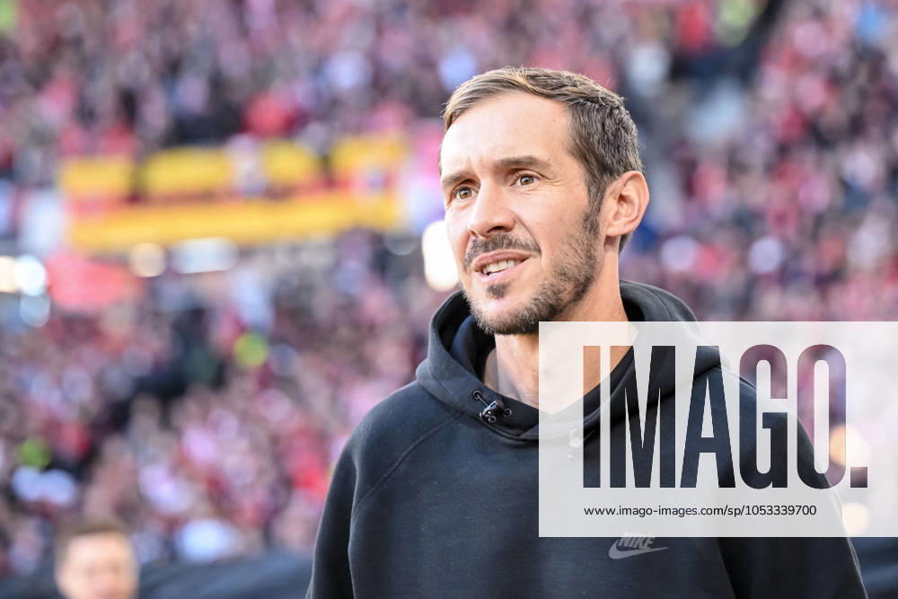 Trainer Julian Schuster (SC Freiburg) Schaut waehrend des Spiels der 1. Bundesliga zwischen SC Freiburg und 1. FSV Mainz 05, Europa-Park Stadion am 03. November 2024 in Freiburg, Deutschland. (Foto von Harry Langer DeFodi Images) +++ Trainer Julian Schuster (SC Freiburg) Looks on during the Bundesliga match between SC Freiburg and 1. FSV Mainz 05 at Europa-Park Stadium on November 3, 2024 in Freiburg, Germany. (Photo by Harry Langer DeFodi Images) DFL regulations prohibit any use of photographs as image sequences and or quasi-video. not used in POL SRB CRO FRA GBR NED ITA USA Defodi-541_SCFFSV20241103_003