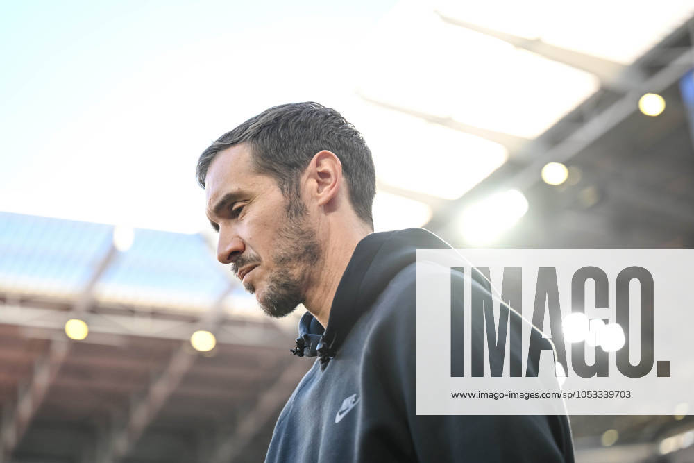Trainer Julian Schuster (SC Freiburg) Schaut waehrend des Spiels der 1. Bundesliga zwischen SC Freiburg und 1. FSV Mainz 05, Europa-Park Stadion am 03. November 2024 in Freiburg, Deutschland. (Foto von Harry Langer DeFodi Images) +++ Trainer Julian Schuster (SC Freiburg) Looks on during the Bundesliga match between SC Freiburg and 1. FSV Mainz 05 at Europa-Park Stadium on November 3, 2024 in Freiburg, Germany. (Photo by Harry Langer DeFodi Images) DFL regulations prohibit any use of photographs as image sequences and or quasi-video. not used in POL SRB CRO FRA GBR NED ITA USA Defodi-541_SCFFSV20241103_004