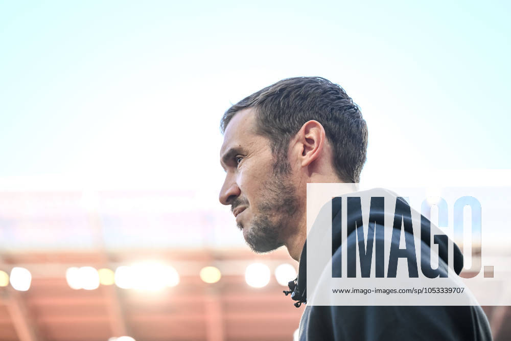Trainer Julian Schuster (SC Freiburg) Schaut waehrend des Spiels der 1. Bundesliga zwischen SC Freiburg und 1. FSV Mainz 05, Europa-Park Stadion am 03. November 2024 in Freiburg, Deutschland. (Foto von Harry Langer DeFodi Images) +++ Trainer Julian Schuster (SC Freiburg) Looks on during the Bundesliga match between SC Freiburg and 1. FSV Mainz 05 at Europa-Park Stadium on November 3, 2024 in Freiburg, Germany. (Photo by Harry Langer DeFodi Images) DFL regulations prohibit any use of photographs as image sequences and or quasi-video. not used in POL SRB CRO FRA GBR NED ITA USA Defodi-541_SCFFSV20241103_005