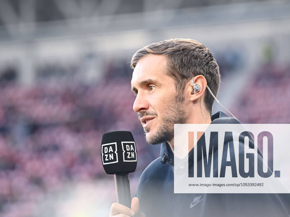 Trainer Julian Schuster(SC Freiburg) Schaut waehrend des Spiels der 1. Bundesliga zwischen SC Freiburg und 1. FSV Mainz 05, Europa-Park Stadion am 03. November 2024 in Freiburg, Deutschland. (Foto von Harry Langer DeFodi Images) +++ Trainer Julian Schuster(SC Freiburg) Looks on during the Bundesliga match between SC Freiburg and 1. FSV Mainz 05 at Europa-Park Stadium on November 3, 2024 in Freiburg, Germany. (Photo by Harry Langer DeFodi Images) DFL regulations prohibit any use of photographs as image sequences and or quasi-video. not used in POL SRB CRO FRA GBR NED ITA USA Defodi-541_SCFFSV20241103_094