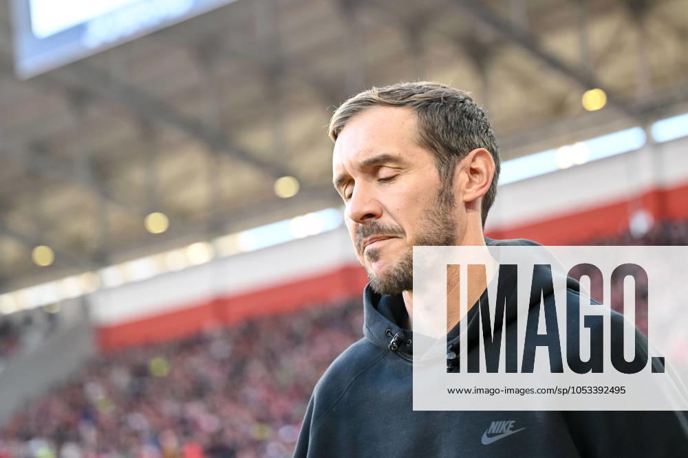 Trainer Julian Schuster(SC Freiburg) Schaut waehrend des Spiels der 1. Bundesliga zwischen SC Freiburg und 1. FSV Mainz 05, Europa-Park Stadion am 03. November 2024 in Freiburg, Deutschland. (Foto von Harry Langer DeFodi Images) +++ Trainer Julian Schuster(SC Freiburg) Looks on during the Bundesliga match between SC Freiburg and 1. FSV Mainz 05 at Europa-Park Stadium on November 3, 2024 in Freiburg, Germany. (Photo by Harry Langer DeFodi Images) DFL regulations prohibit any use of photographs as image sequences and or quasi-video. not used in POL SRB CRO FRA GBR NED ITA USA Defodi-541_SCFFSV20241103_095