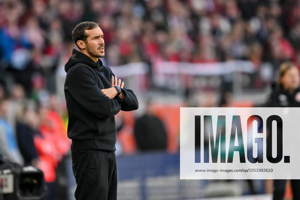 Trainer Julian Schuster(SC Freiburg) Schaut waehrend des Spiels der 1. Bundesliga zwischen SC Freiburg und 1. FSV Mainz 05, Europa-Park Stadion am 03. November 2024 in Freiburg, Deutschland. (Foto von Harry Langer DeFodi Images) +++ Trainer Julian Schuster(SC Freiburg) Looks on during the Bundesliga match between SC Freiburg and 1. FSV Mainz 05 at Europa-Park Stadium on November 3, 2024 in Freiburg, Germany. (Photo by Harry Langer DeFodi Images) DFL regulations prohibit any use of photographs as image sequences and or quasi-video. not used in POL SRB CRO FRA GBR NED ITA USA Defodi-541_SCFFSV20241103_121