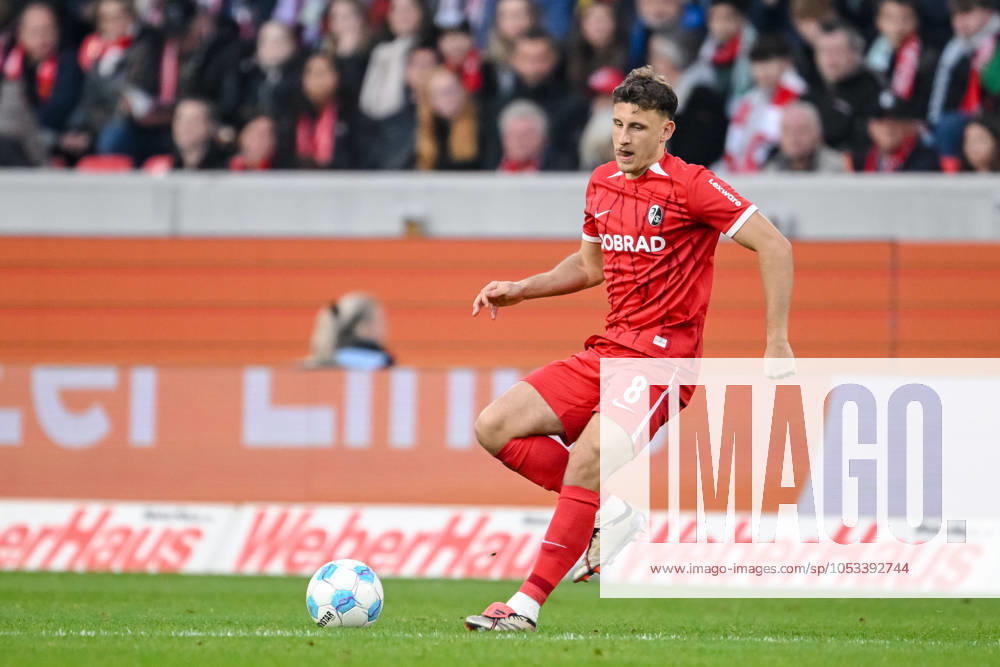 Maximilian Eggestein (SC Freiburg) in Aktion, am Ball, Einzelaktion waehrend des Spiels der 1. Bundesliga zwischen SC Freiburg und 1. FSV Mainz 05, Europa-Park Stadion am 03. November 2024 in Freiburg, Deutschland. (Foto von Harry Langer DeFodi Images) +++ Maximilian Eggestein (SC Freiburg) controls the Ball during the Bundesliga match between SC Freiburg and 1. FSV Mainz 05 at Europa-Park Stadium on November 3, 2024 in Freiburg, Germany. (Photo by Harry Langer DeFodi Images) DFL regulations prohibit any use of photographs as image sequences and or quasi-video. not used in POL SRB CRO FRA GBR NED ITA USA Defodi-541_SCFFSV20241103_177