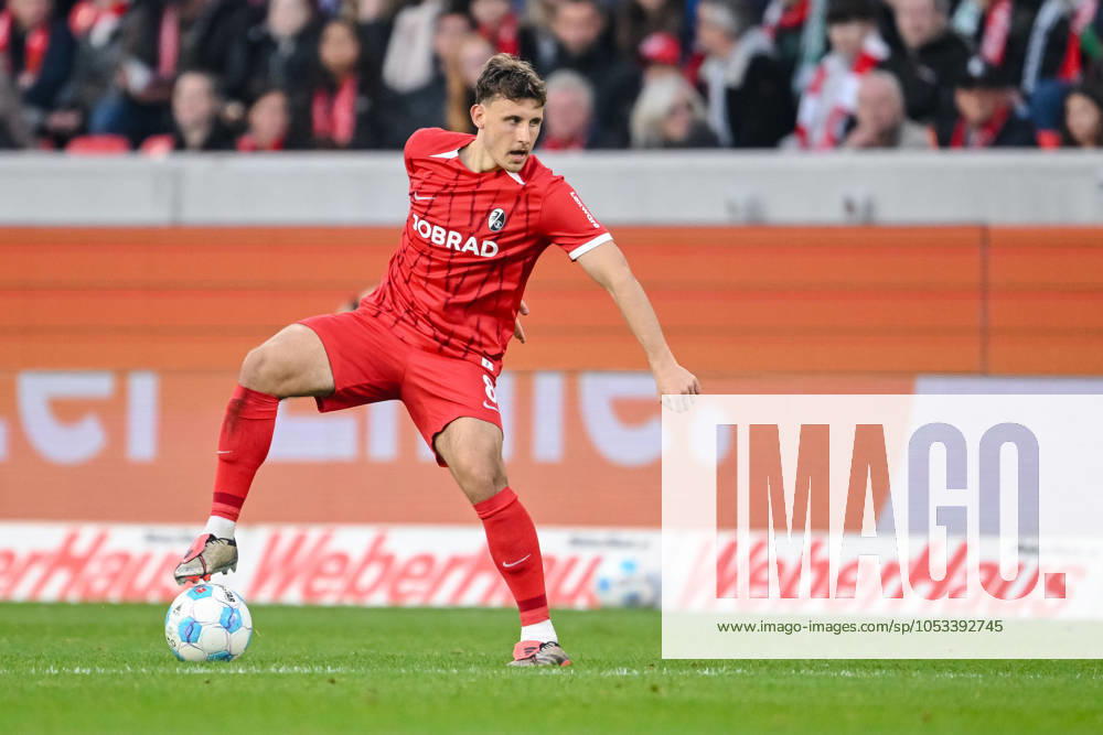 Maximilian Eggestein (SC Freiburg) in Aktion, am Ball, Einzelaktion waehrend des Spiels der 1. Bundesliga zwischen SC Freiburg und 1. FSV Mainz 05, Europa-Park Stadion am 03. November 2024 in Freiburg, Deutschland. (Foto von Harry Langer DeFodi Images) +++ Maximilian Eggestein (SC Freiburg) controls the Ball during the Bundesliga match between SC Freiburg and 1. FSV Mainz 05 at Europa-Park Stadium on November 3, 2024 in Freiburg, Germany. (Photo by Harry Langer DeFodi Images) DFL regulations prohibit any use of photographs as image sequences and or quasi-video. not used in POL SRB CRO FRA GBR NED ITA USA Defodi-541_SCFFSV20241103_178